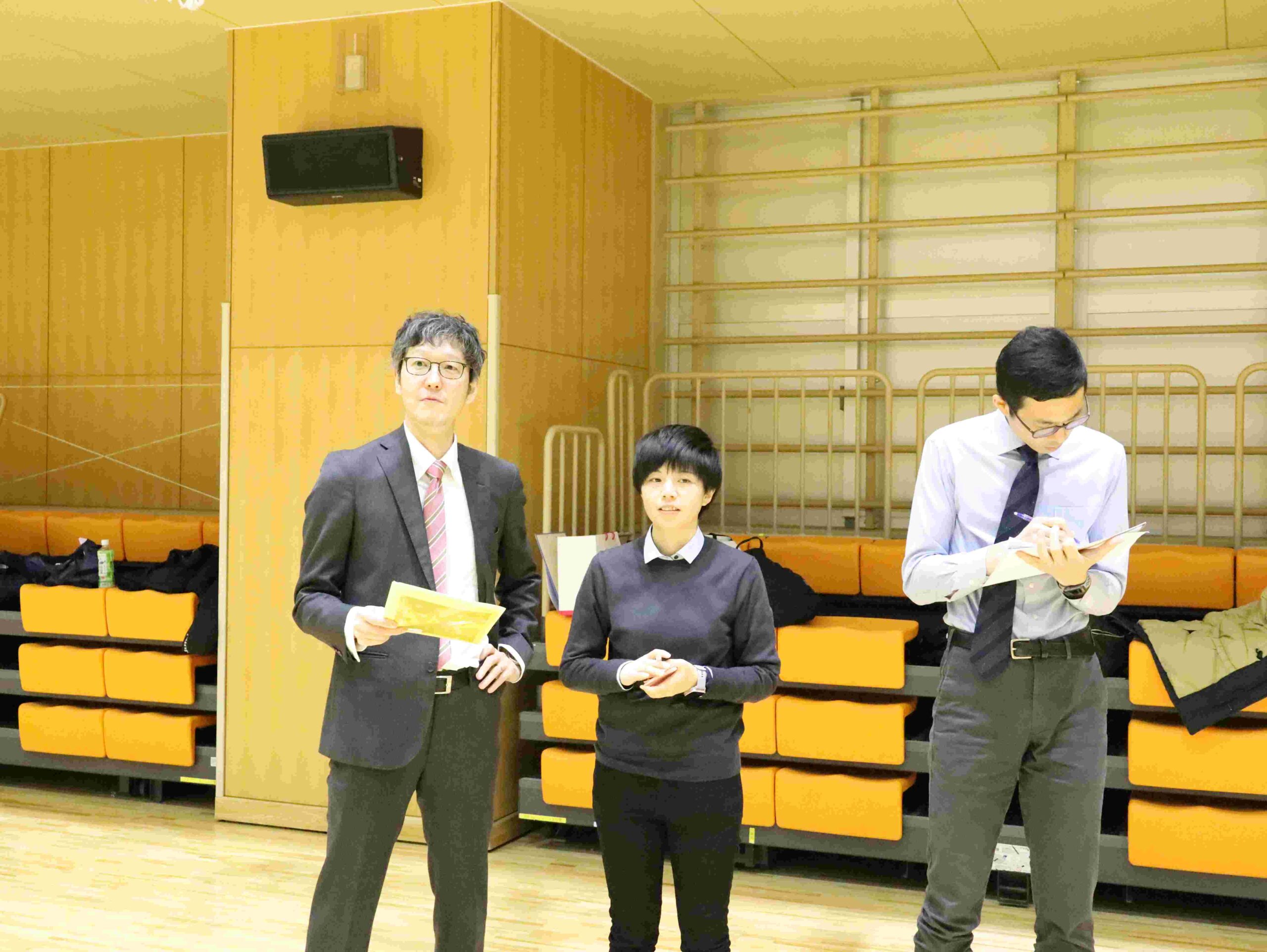 最終演習を視察する田口雅紀参事官補佐（左）らスポーツ庁職員