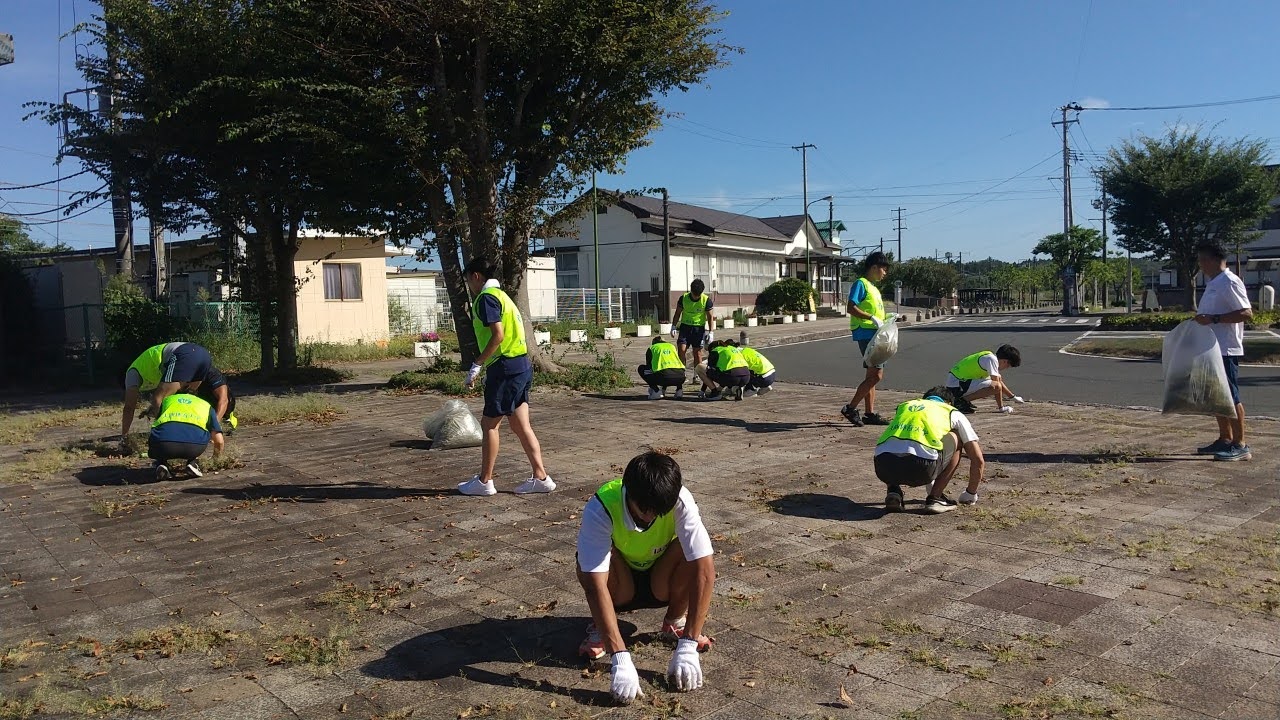 JR小高駅前で清掃活動に取り組む学生