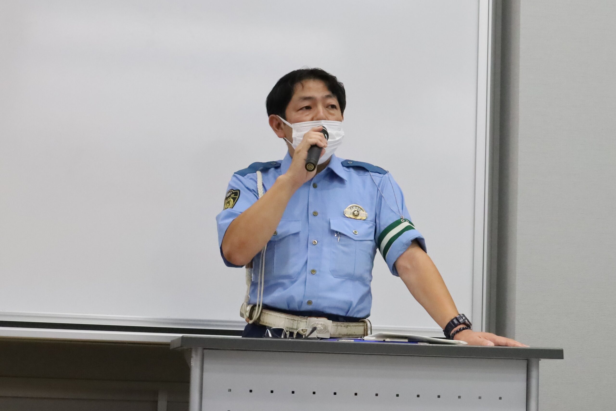 交通ルール順守を呼びかける泉佐野警察署交通課員