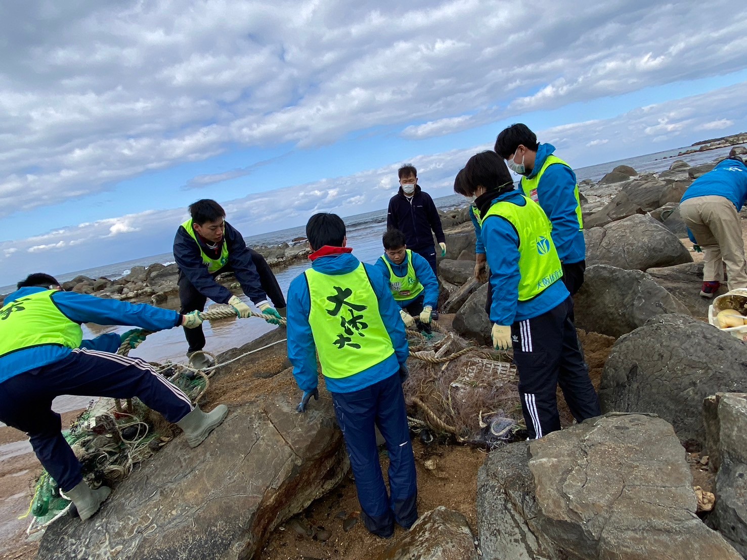志賀町の海岸には津波で多数の漂着物が。学生が総出で片づけ、地元の区長さんから感謝の言葉をいただいた