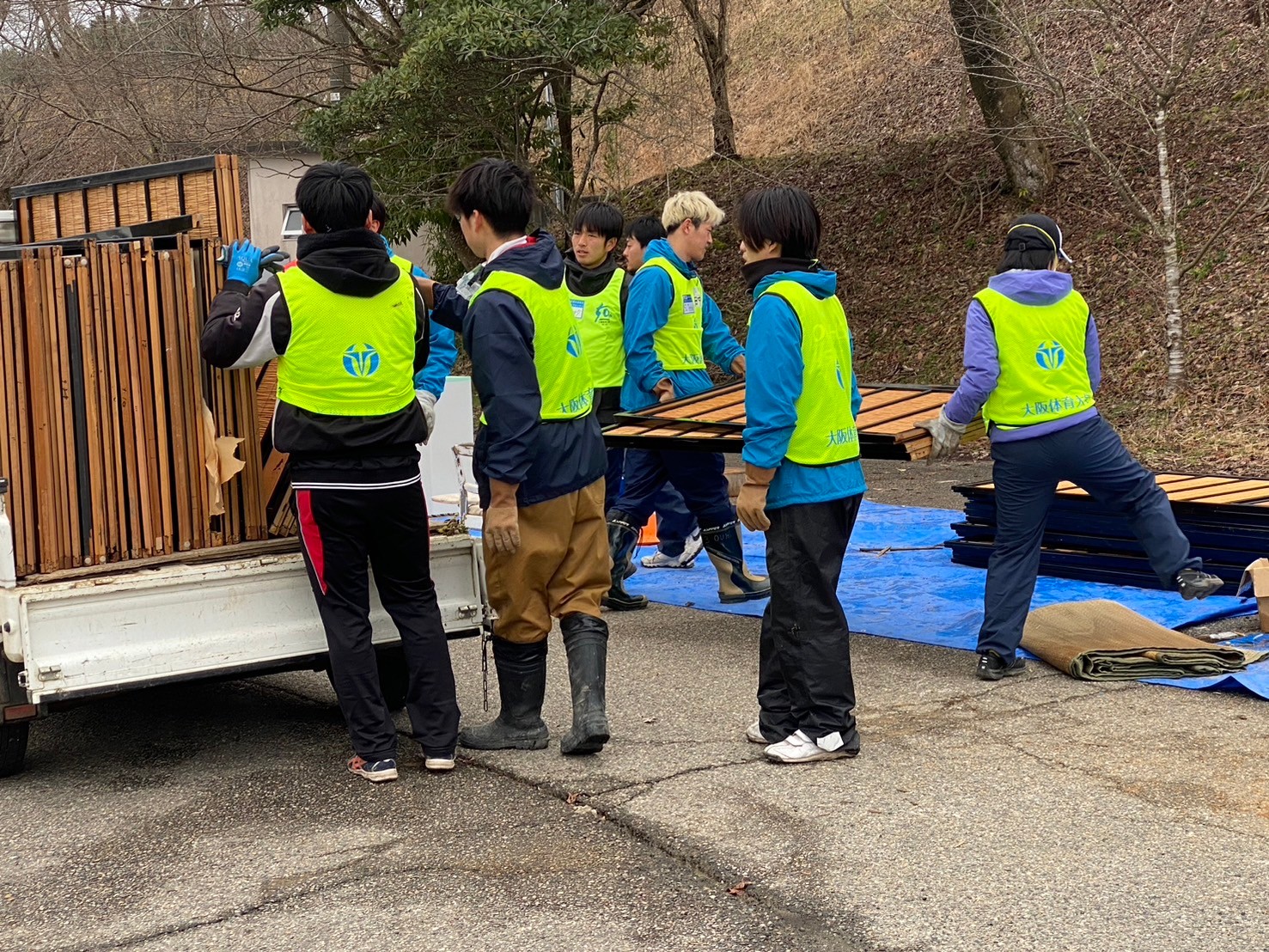 七尾市の仮置き場で廃棄物を仕分ける学生