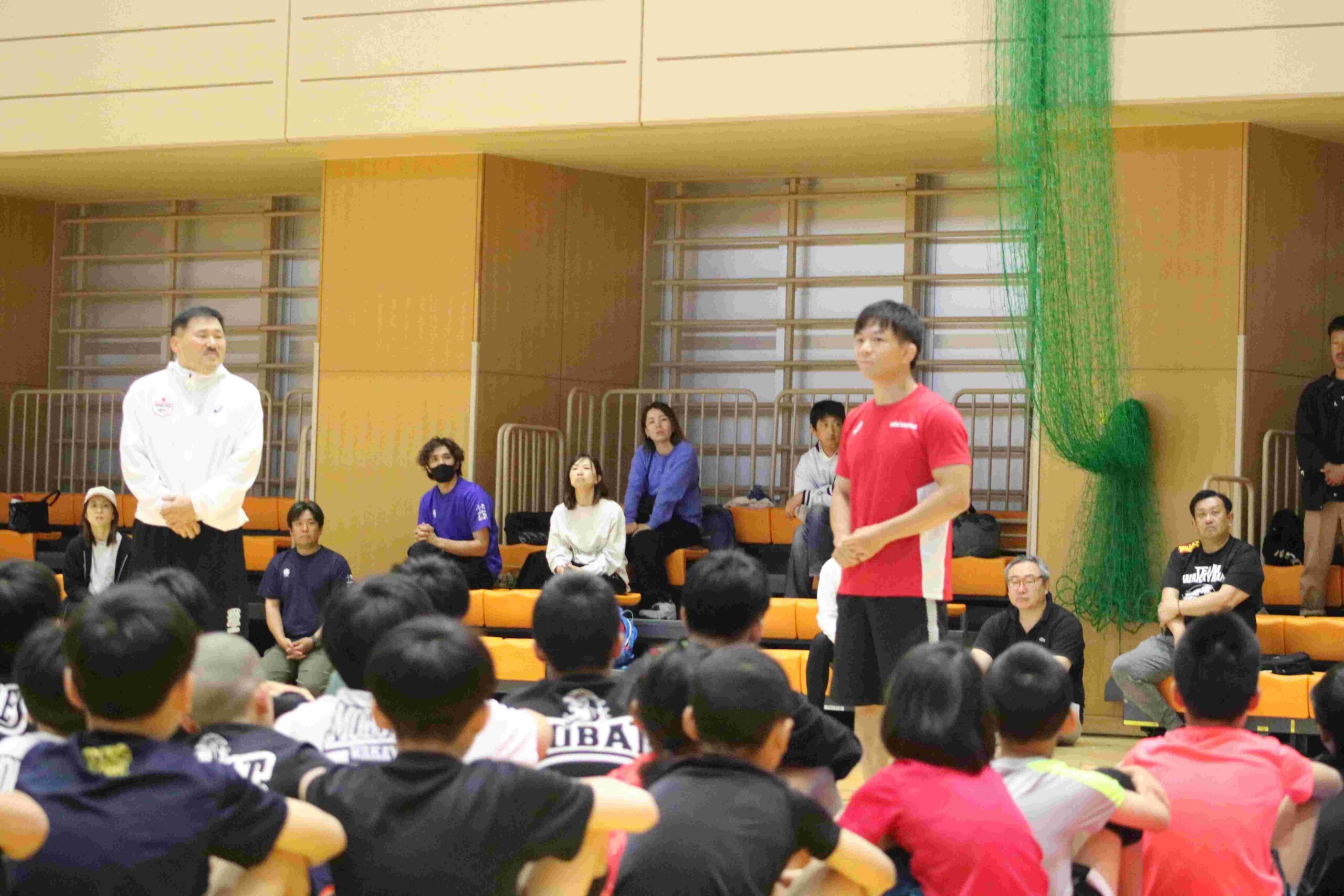 樋口選手と本学レスリング部の姫路文博監督（左）