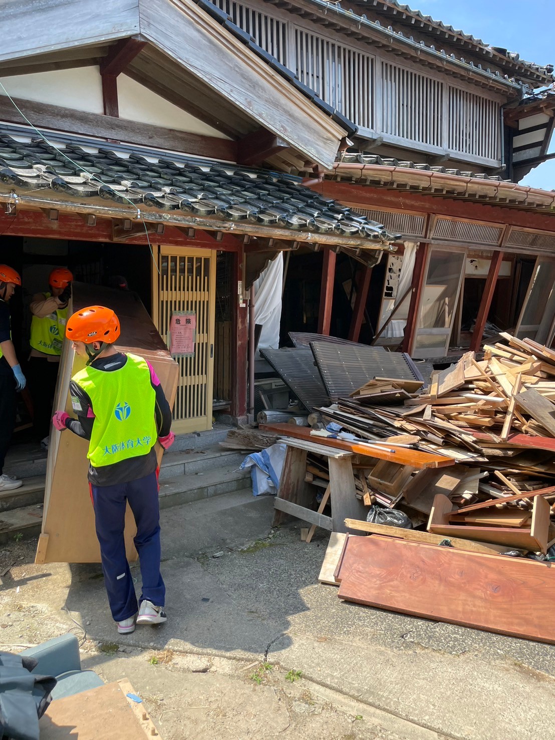 被災家屋から家財道具を運び出す学生