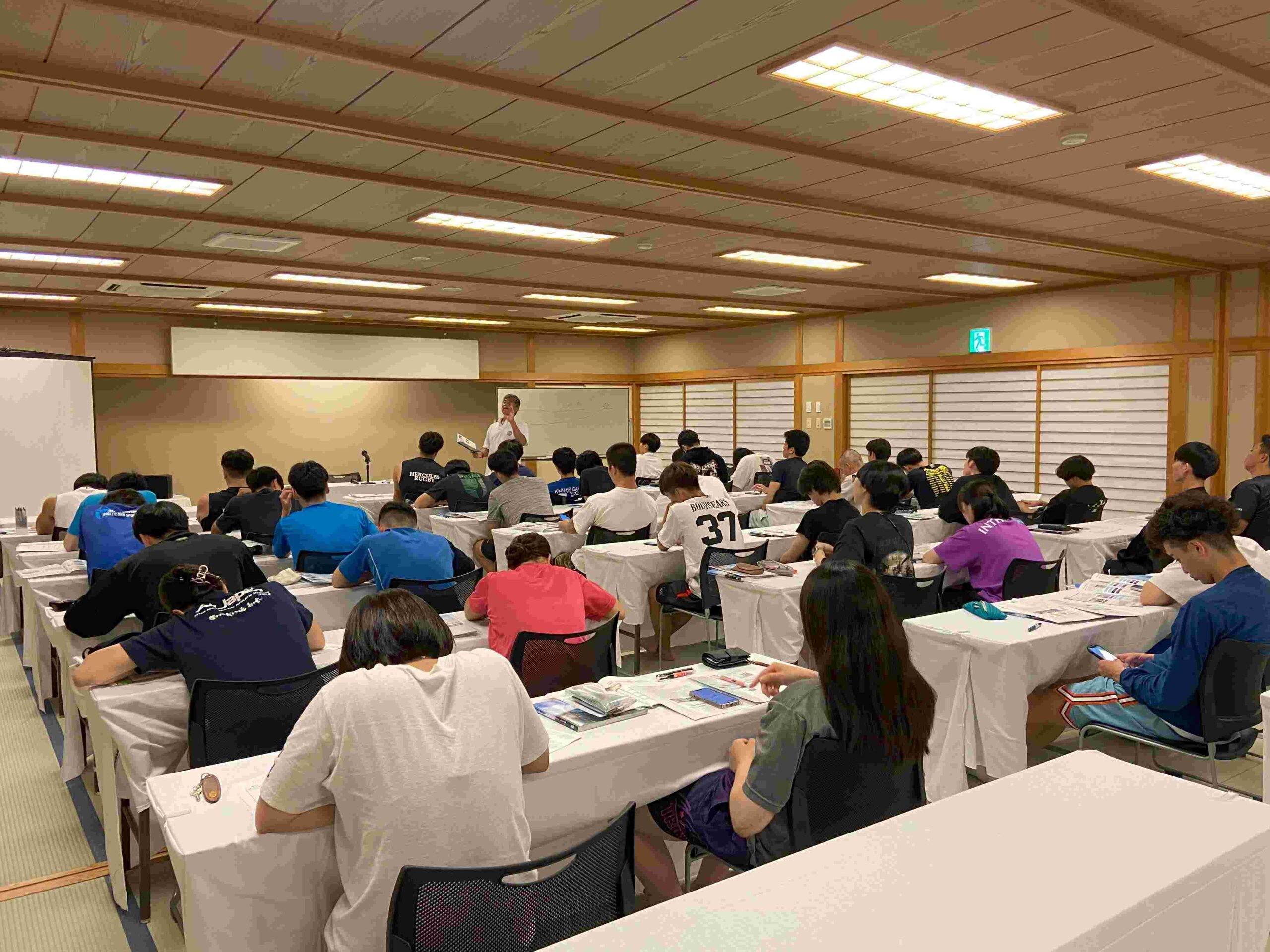 夜はウォーターセーフティ資格の取得に向けて座学。全員が合格した