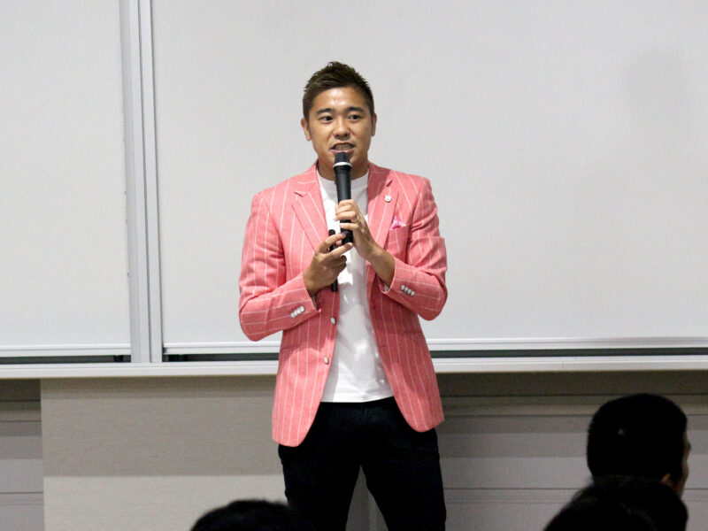 サッカー部の学生へ講演する村田和哉さん