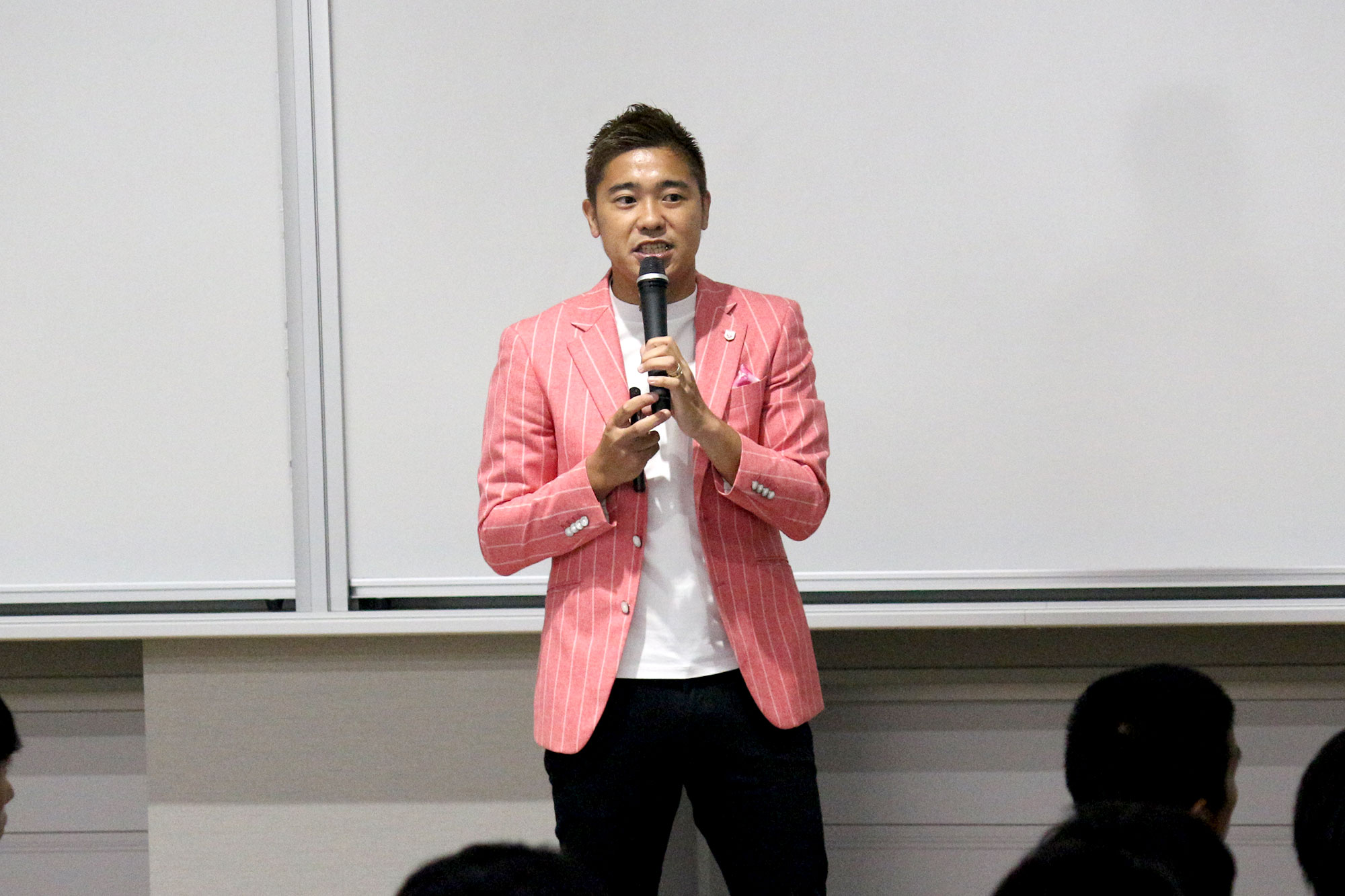 サッカー部の学生へ講演する村田和哉さん