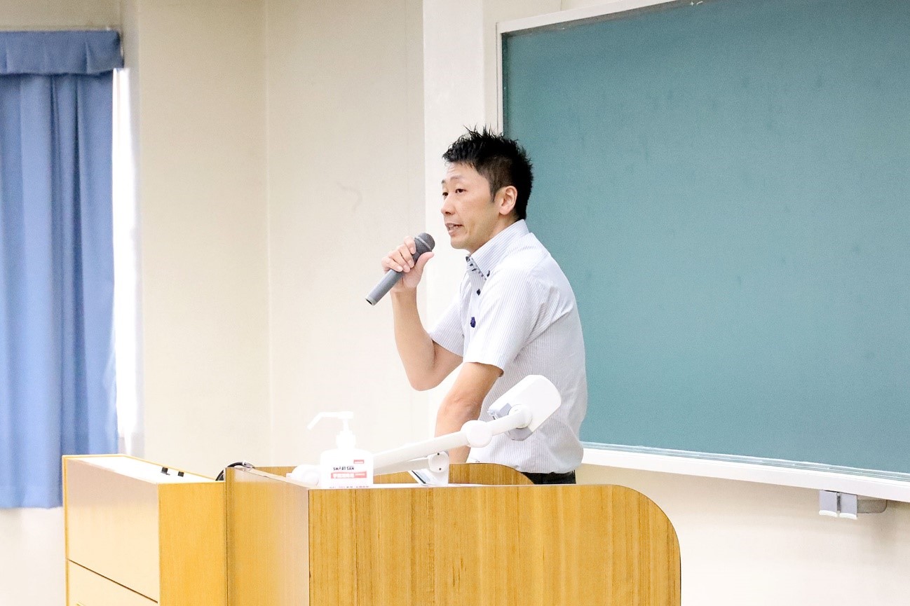 キャリアフェスタ開会のあいさつをするスポーツ科学部の藤原敏行教授