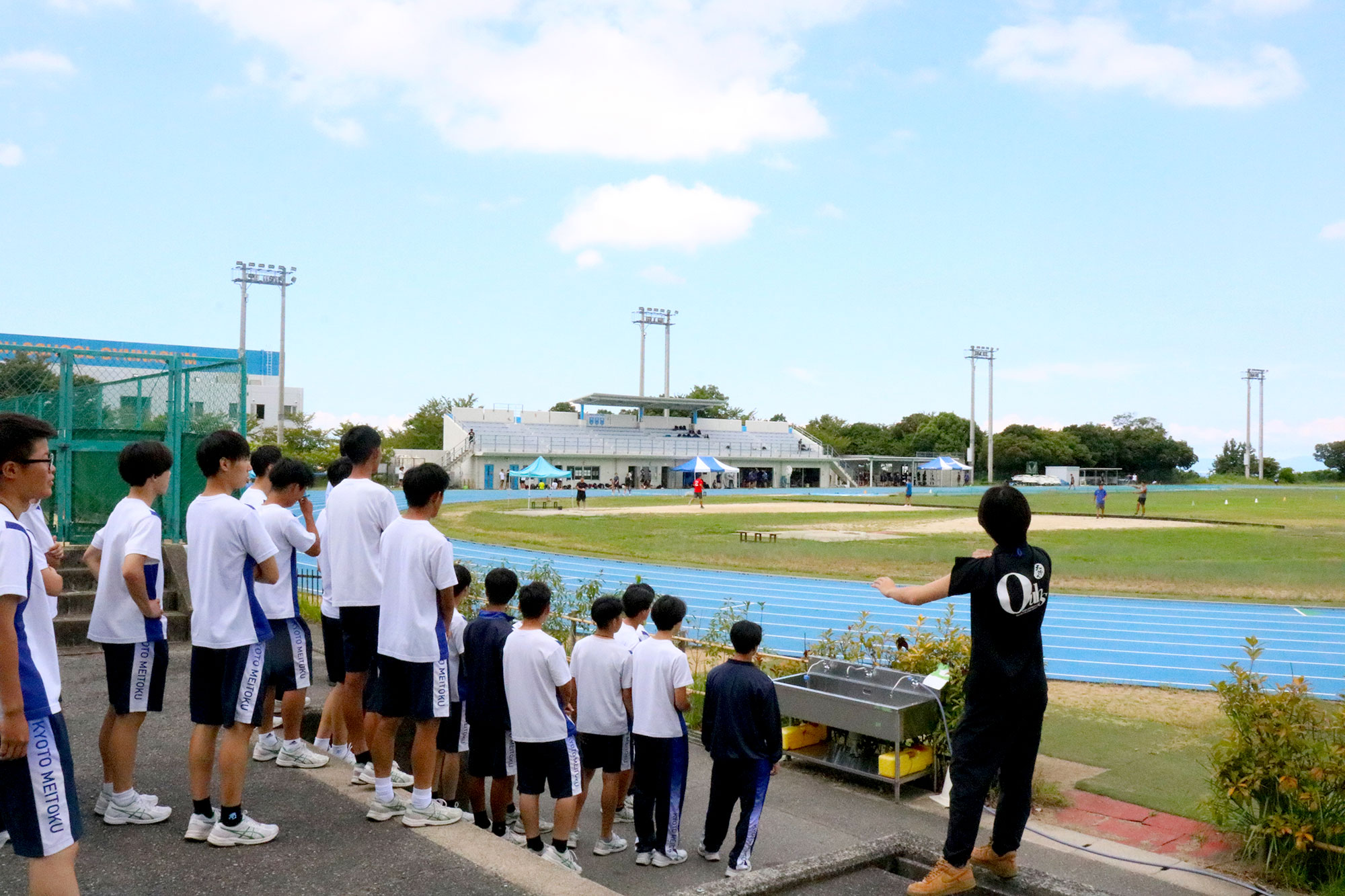 学生スタッフがキャンパスを案内