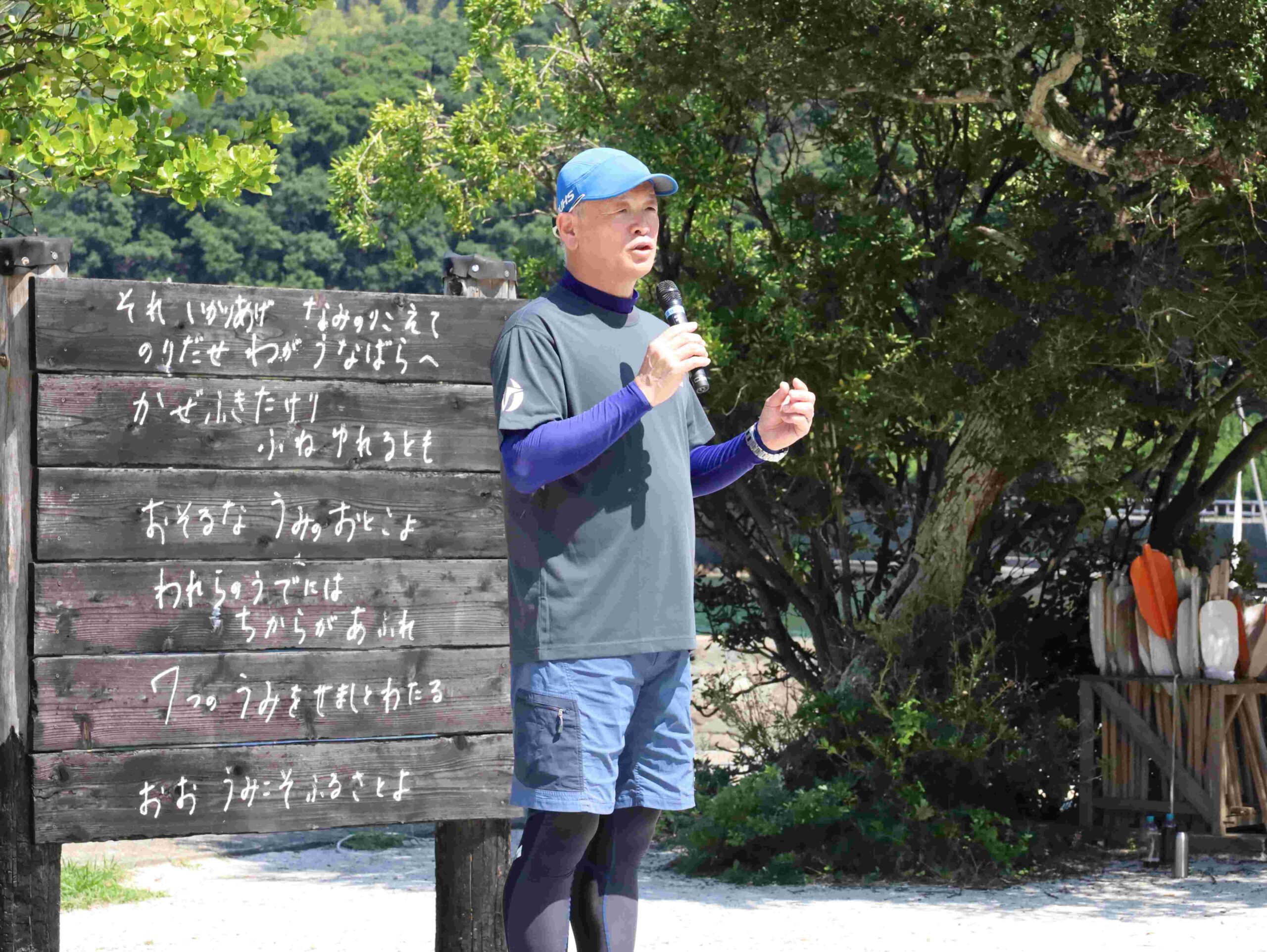 学生に実習での学びや目的について話す主任の藤本淳也教授（スポーツマーケティング）。実習は本部教員６人、生活指導教員２人、非常勤講師２人が担当。ほぼインストラクターに頼らず、教員が直接指導する