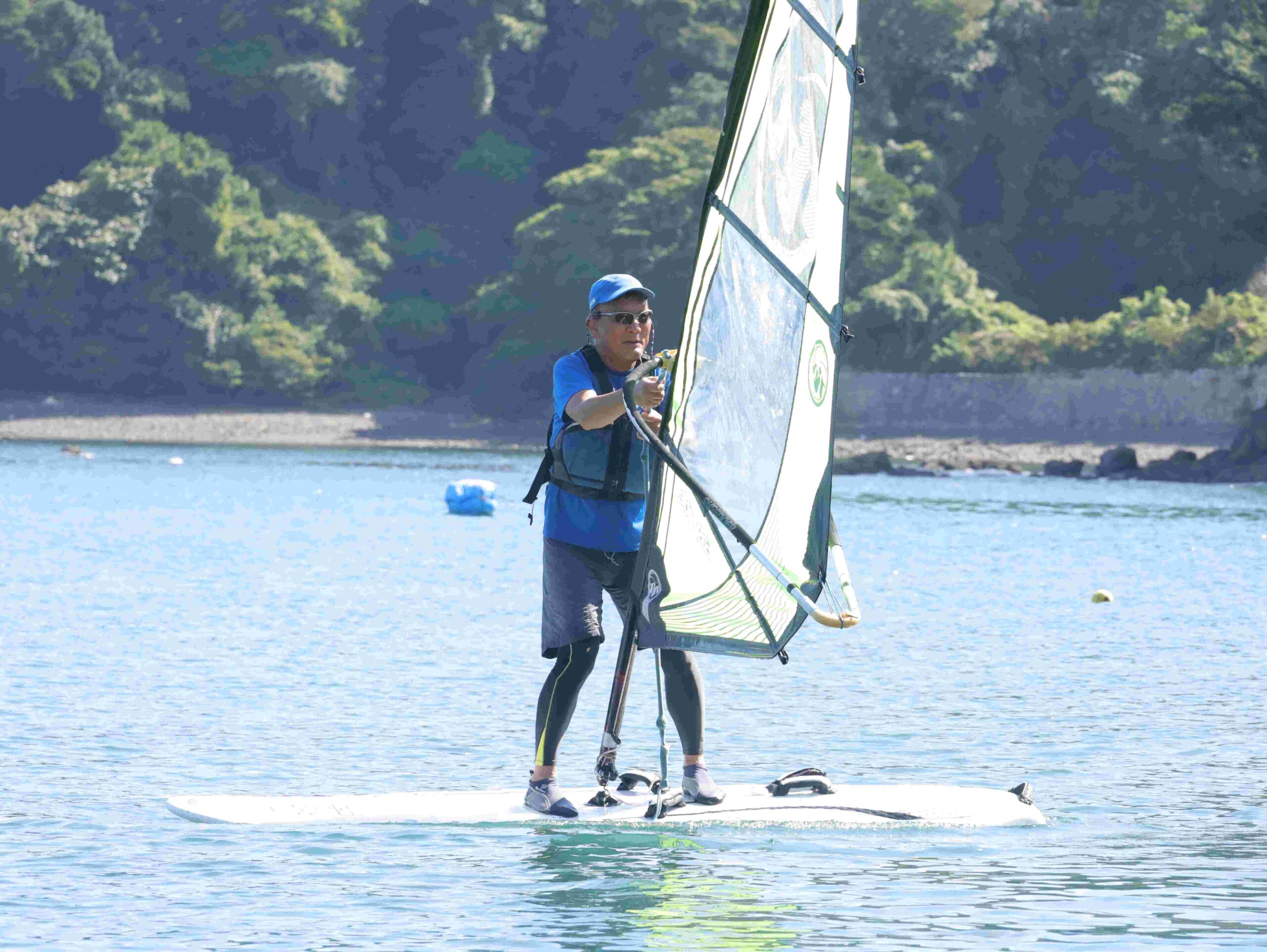 手本を見せる冨山浩三教授（スポーツマネジメント）