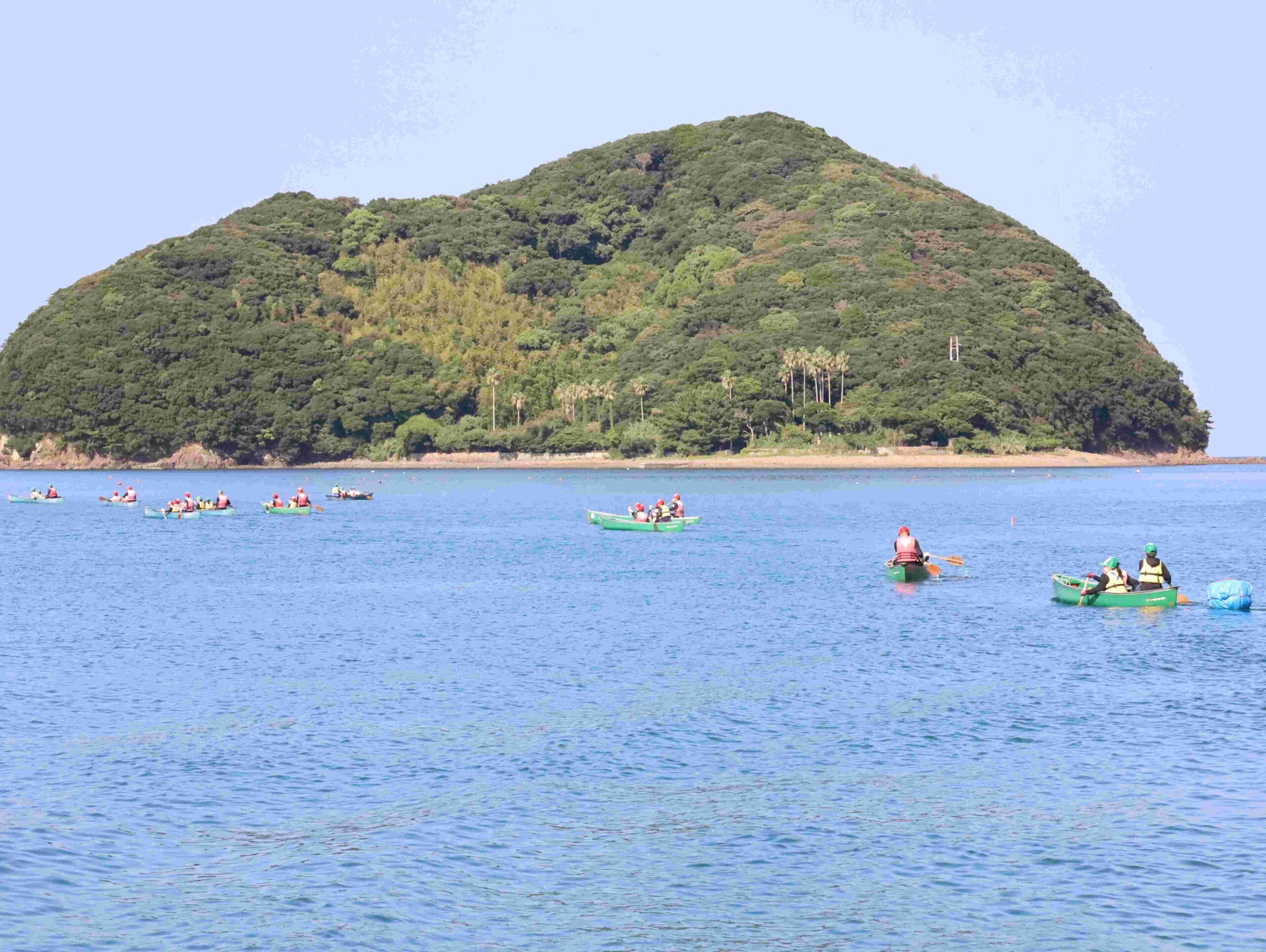 ＜野々島トリップ＞沖に浮かぶ無人島の野々島。かつて水軍が砦から狼煙（のろし）をあげたのが島名の由来という。ジャンボカヌー、カヤックで上陸する