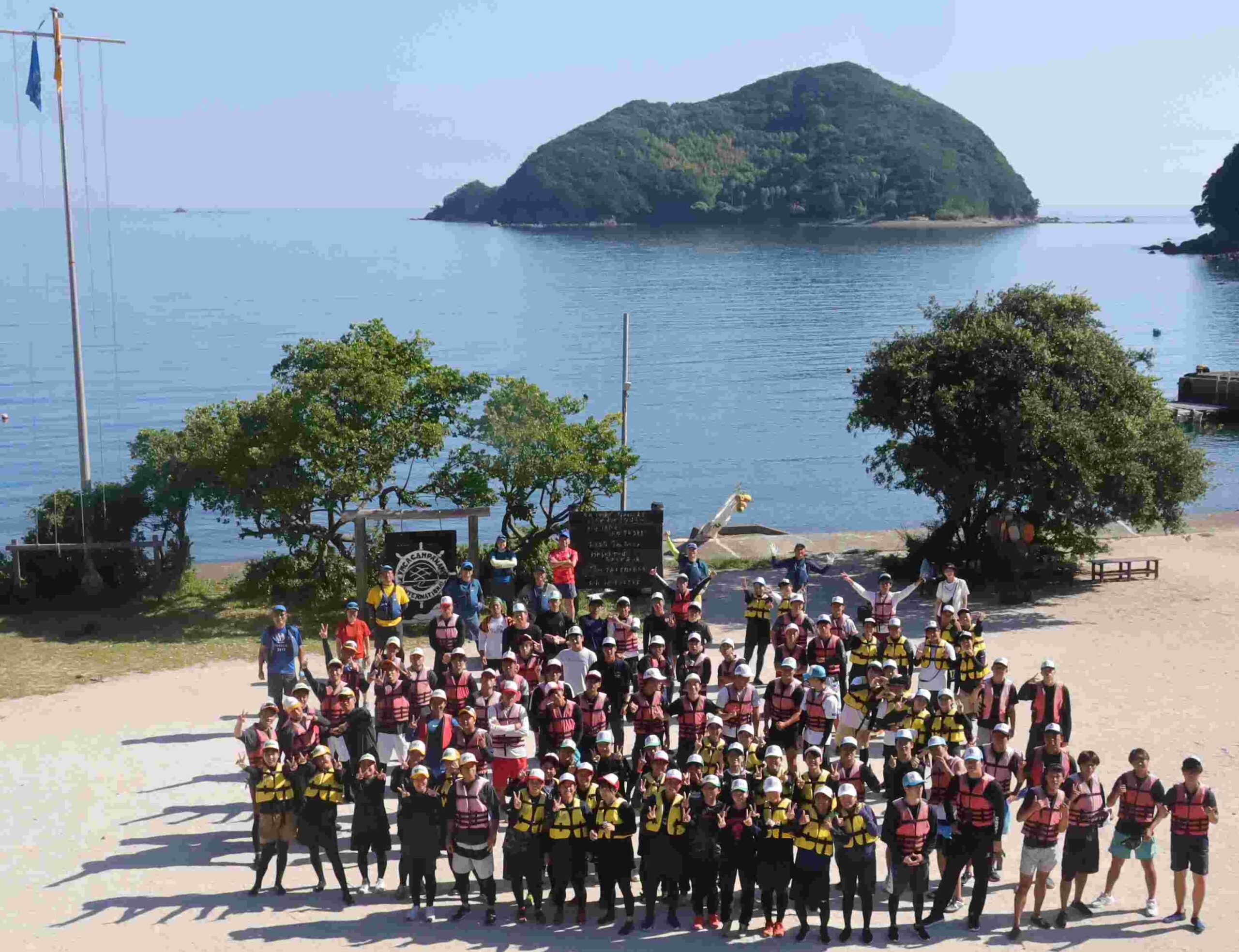 野々島をバックに集合写真