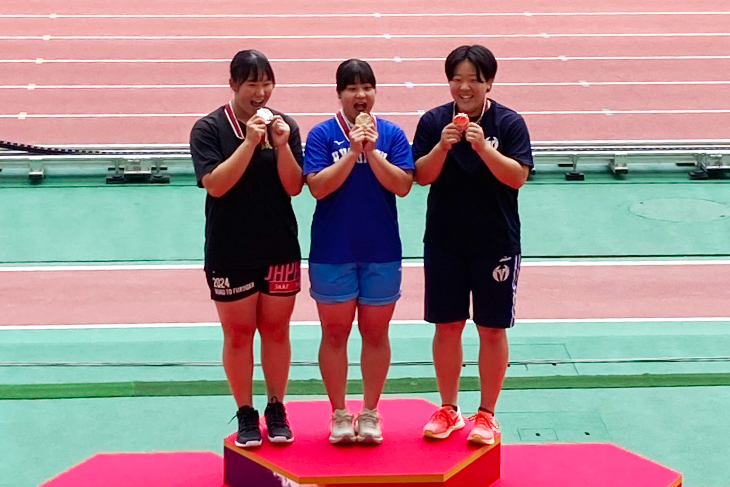 U20女子ハンマー投げ3位　藤田唯愛選手（写真右）