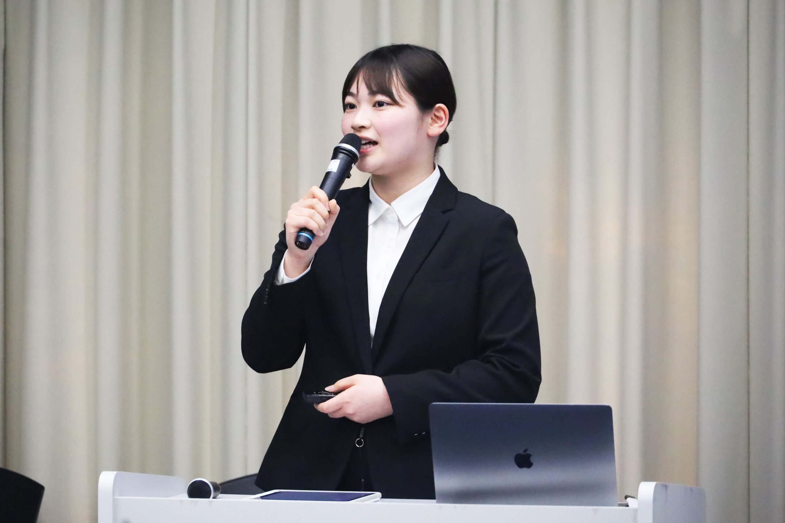 折野歩菜さんが事業経過と今年度の実証実験を報告