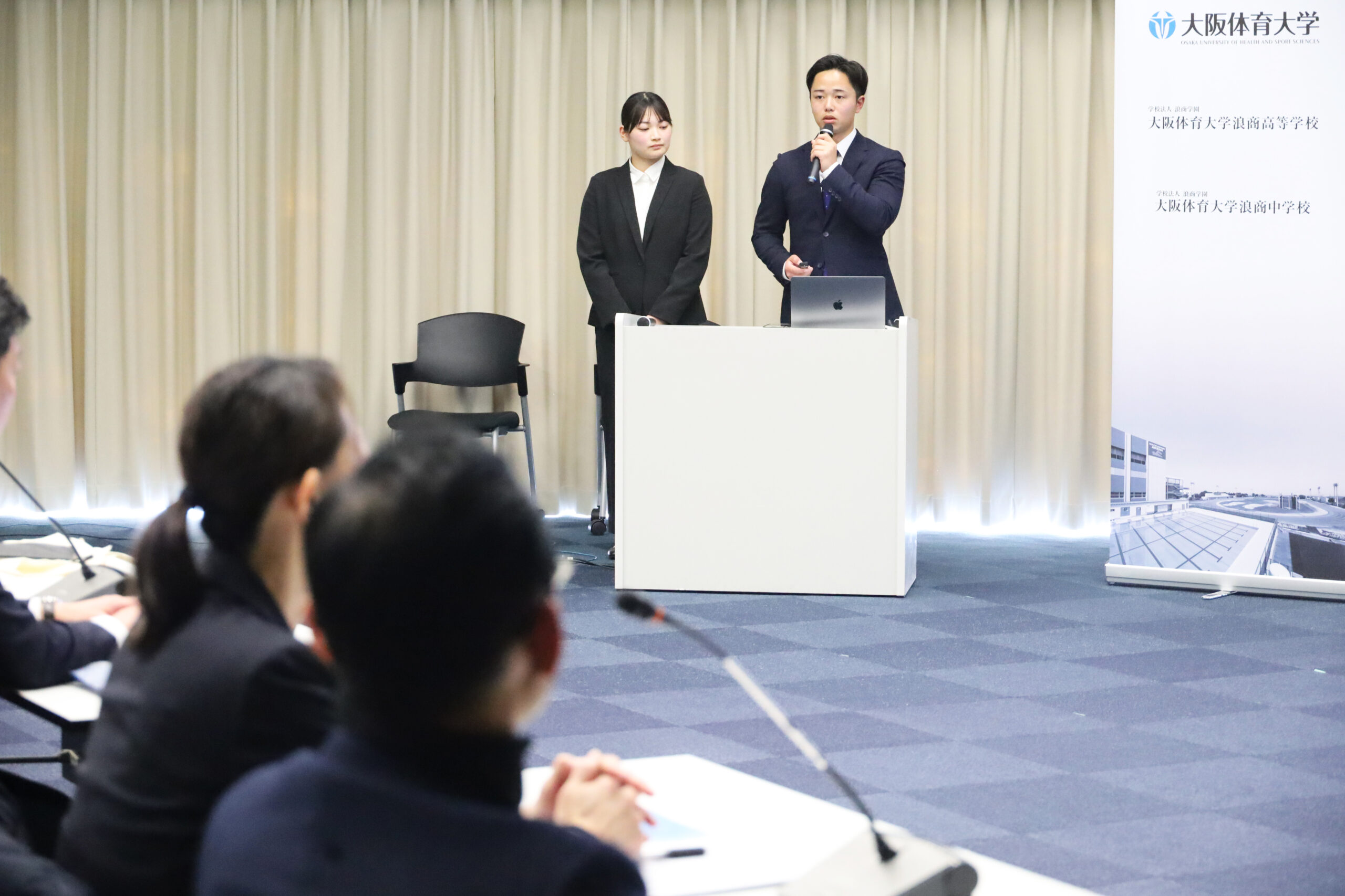 すながわ高等支援学校での活動を報告する折野さんと仲泰陽さん（体育3年、県立西宮）