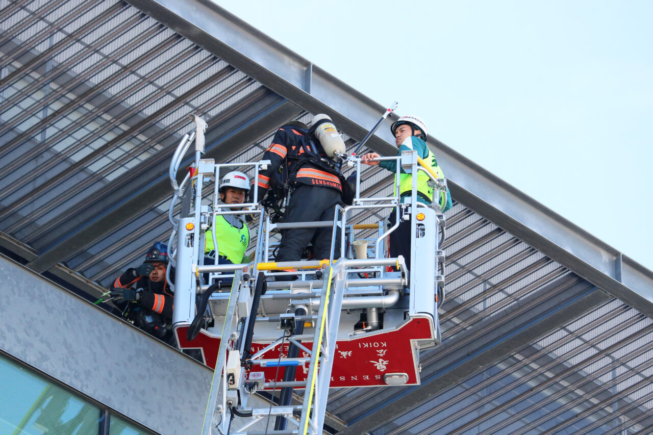 6階バルコニーから助け出される