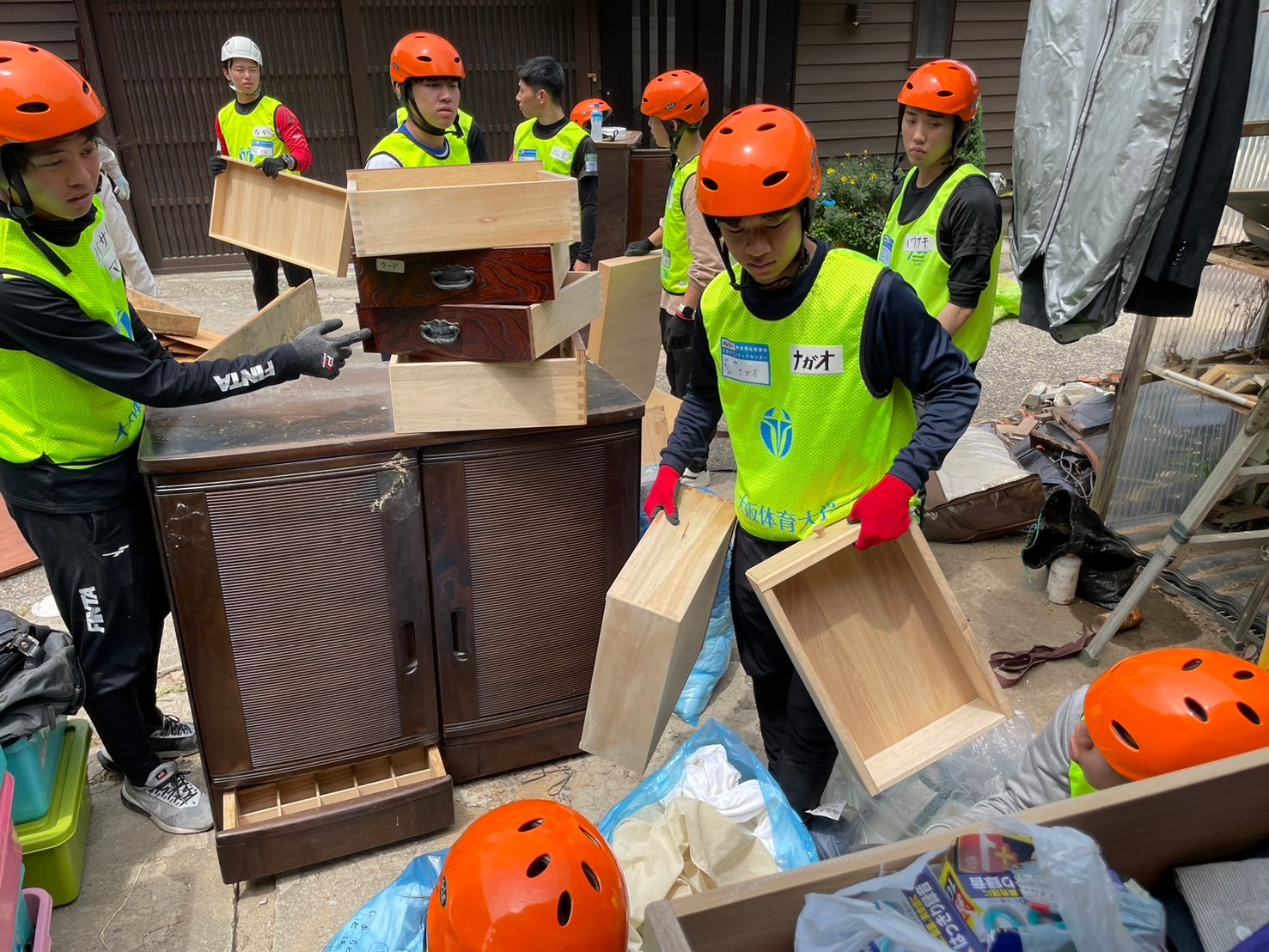 被災家屋から家財道具を運び出す学生