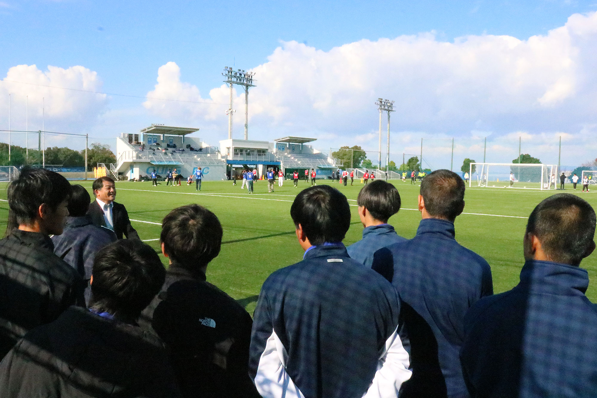 全面人口芝のサッカー場を見学