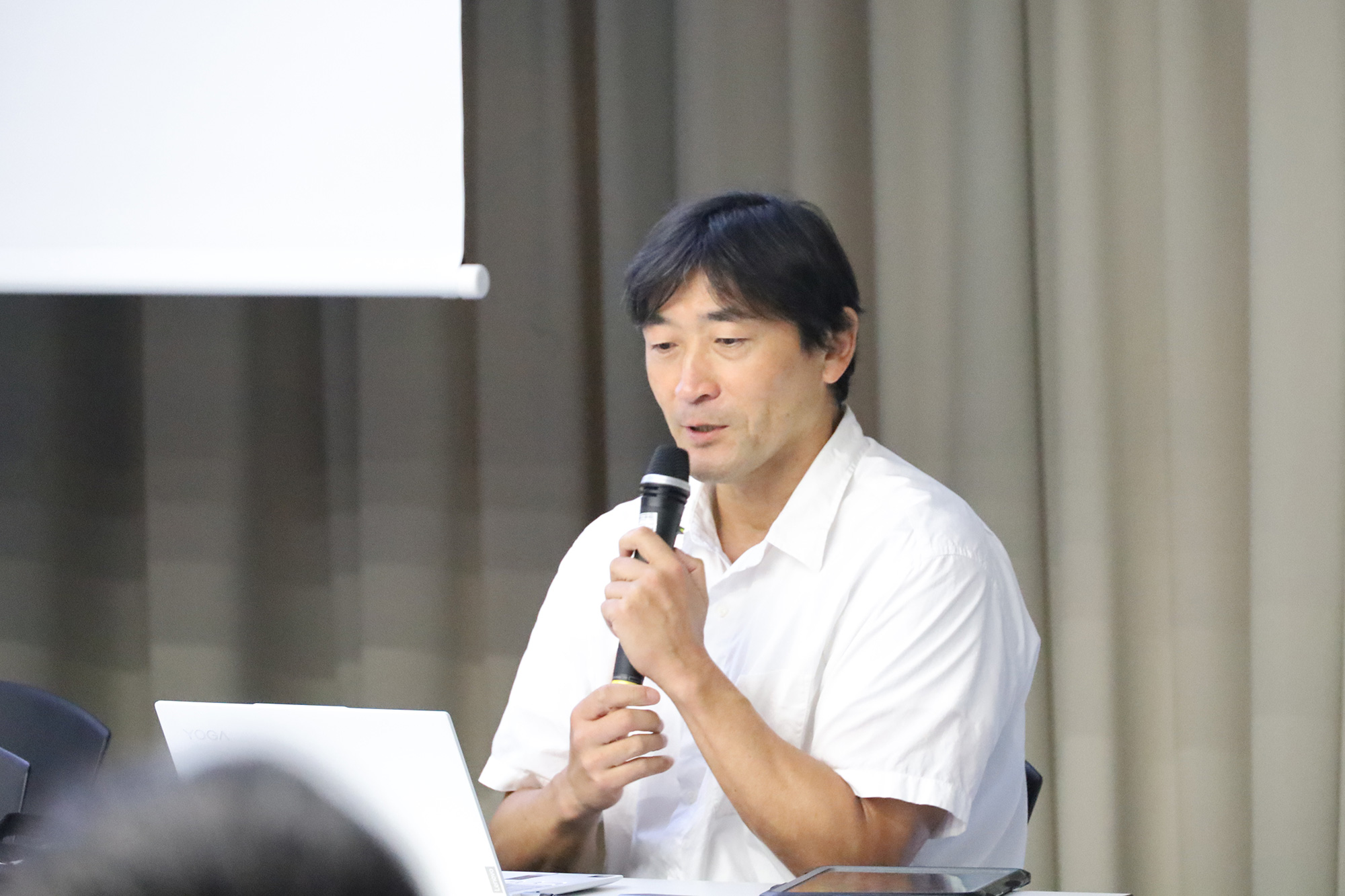 「『フェアプレイ』と『勝利の追求』」をテーマに模擬授業をする森田啓教授