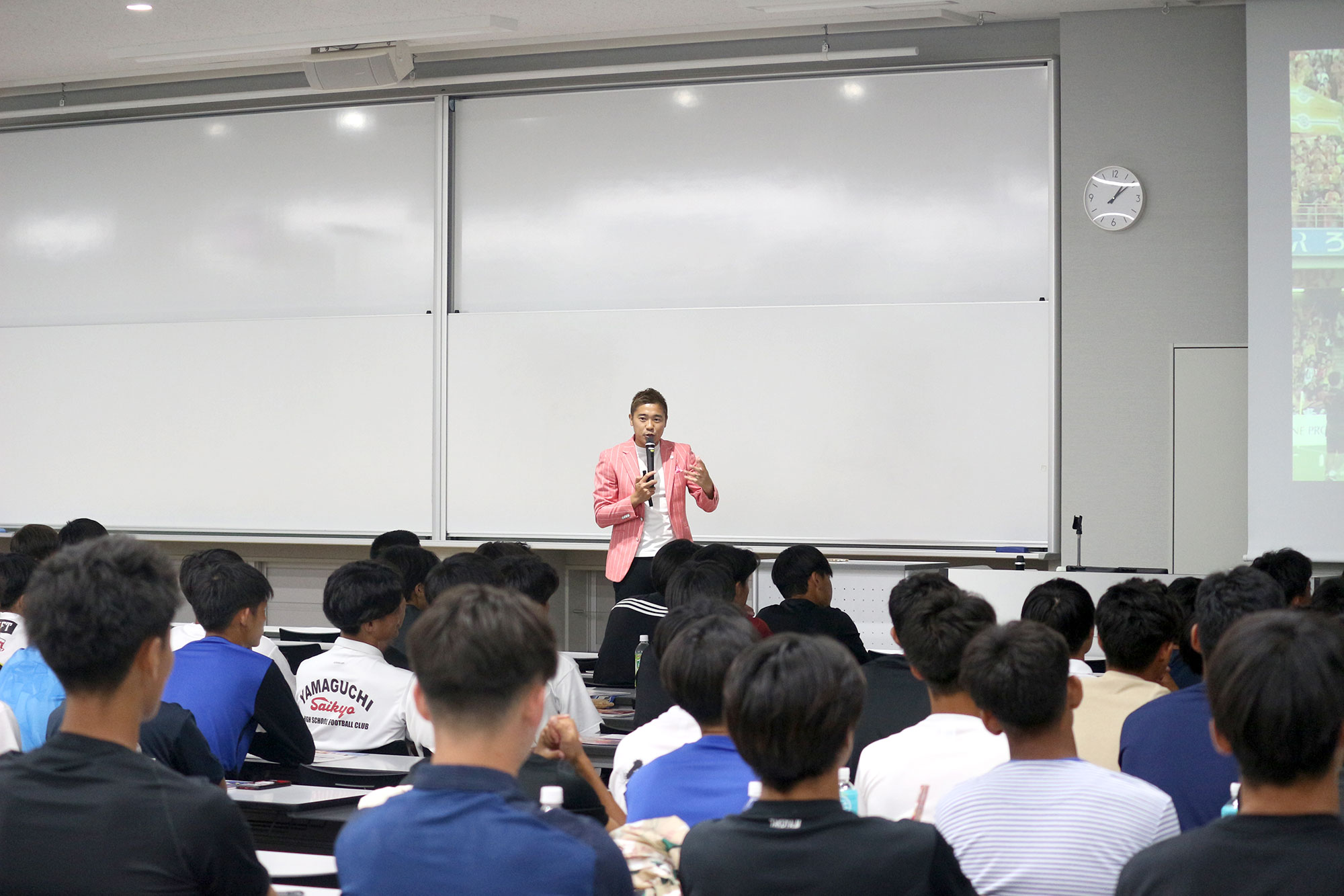 村田和哉さんがサッカー部の学生へ講演する様子