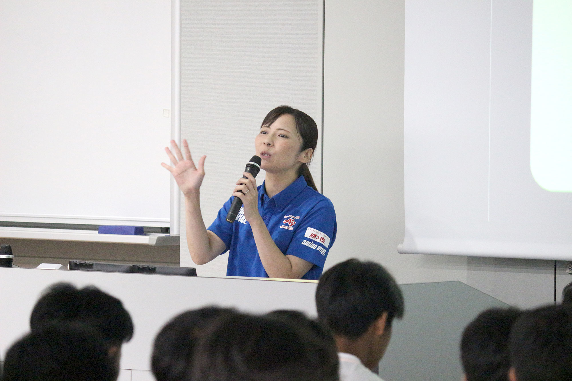 栄養講習をする管理栄養士の藤田望さん（味の素株式会社）