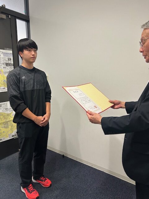 松岡真叶さん（体育3年）に小野奨学会から成績優秀者認定証が授与された様子