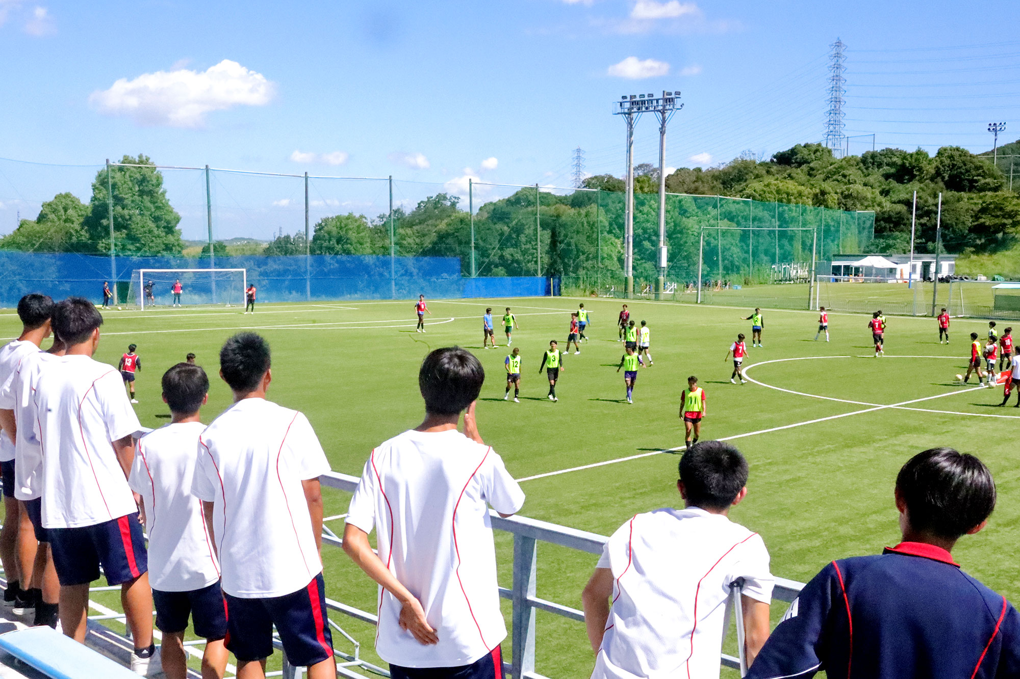 サッカー場でクラブの練習を見学