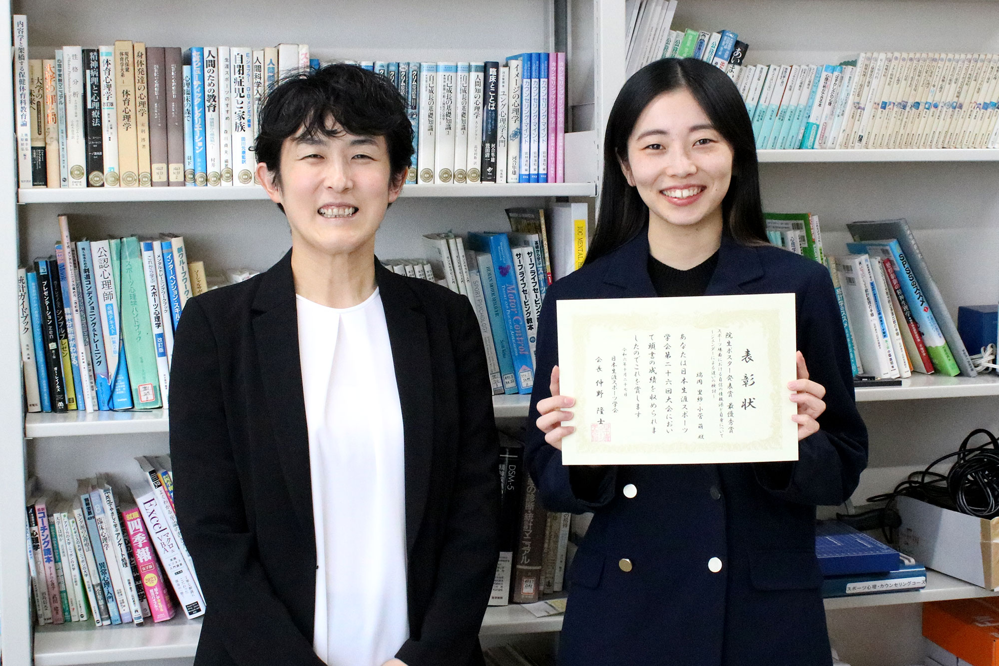 大学院博士前期課程２年の端岡里紗さん（右）、小菅萌准教授（左）