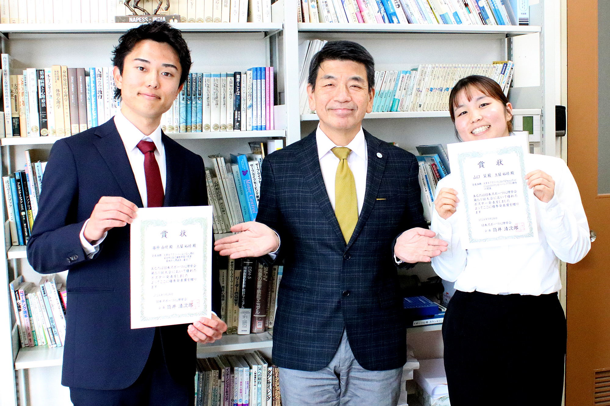 左から大学院博士前期課程２年の藤原由規さん、土屋裕睦教授、同課程2年の山口栞さん