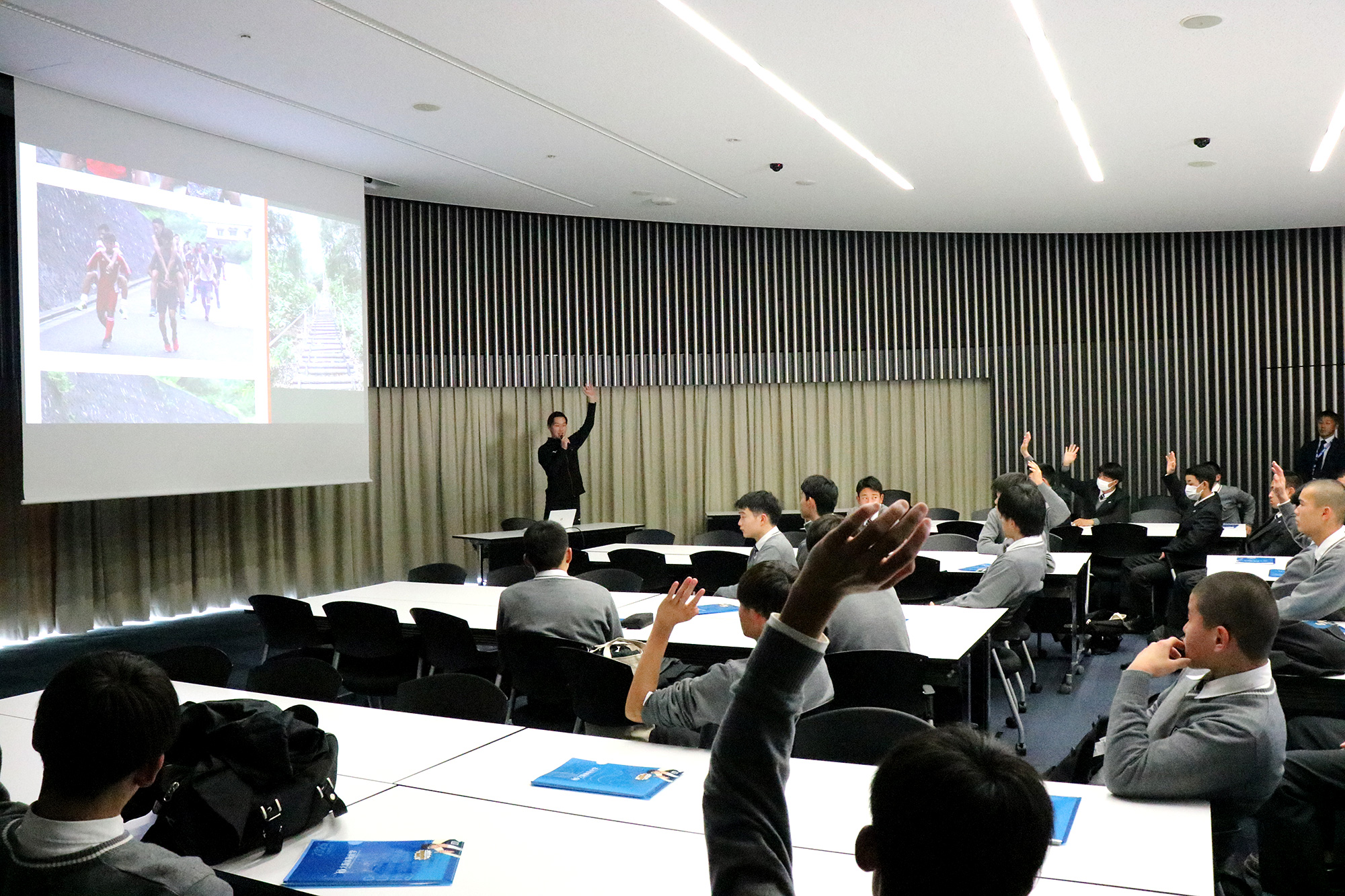 初芝橋本高校OBの野尻翔さん（体育学部3年、サッカー部所属）が大学生活やクラブ活動について報告