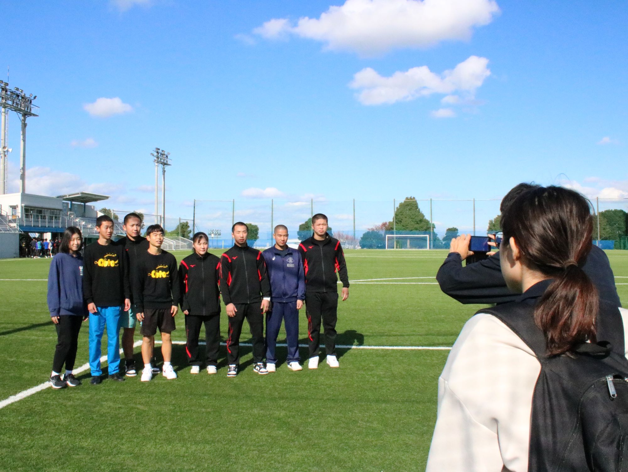 サッカー場で記念撮影